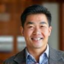 笑顔で信頼感のある笑顔の男性